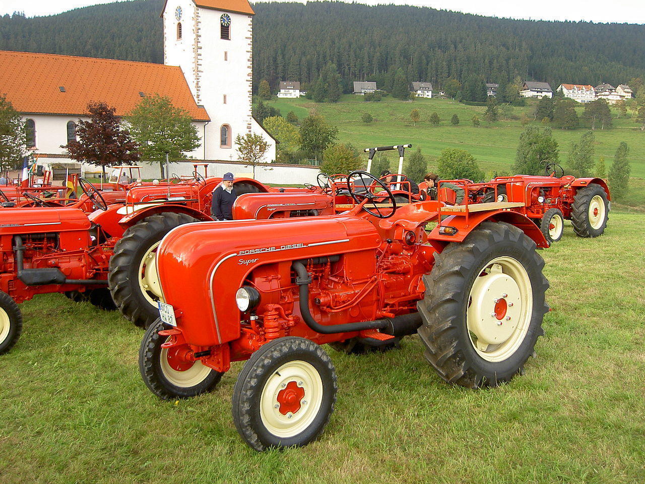 Porscwagen: junção inusitada reúne trator Porsche com carroceria