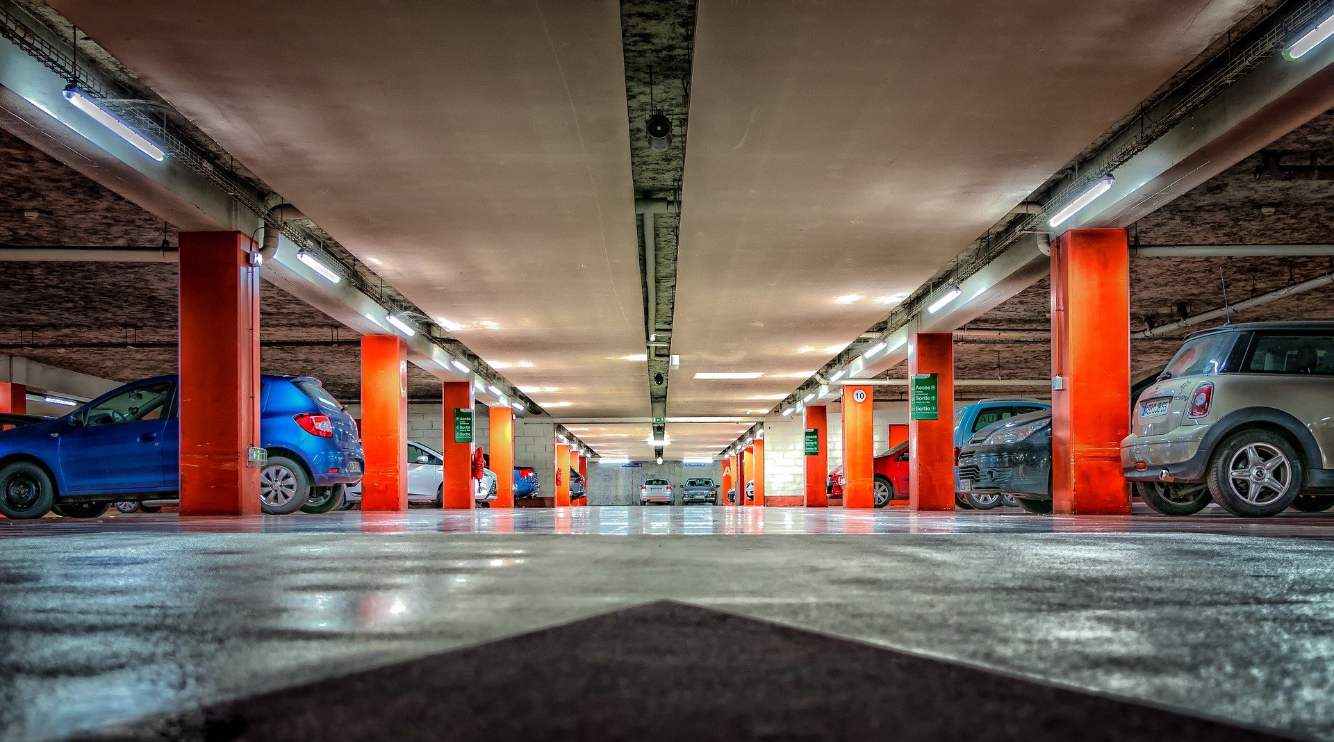 Carro antigo estacionado em um estacionamento subterrâneo com um