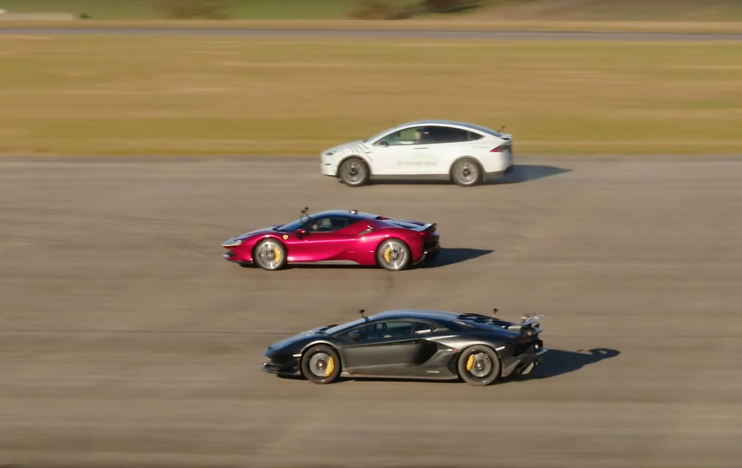 Ponto final na discussão: Tesla enfrenta Ferrari e Lamborghini!