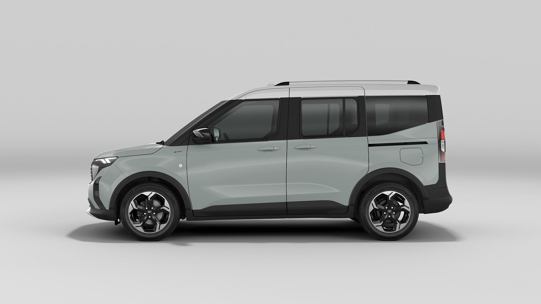 Ford ETourneo Courier 100 elétrico chega ao mercado em 2024