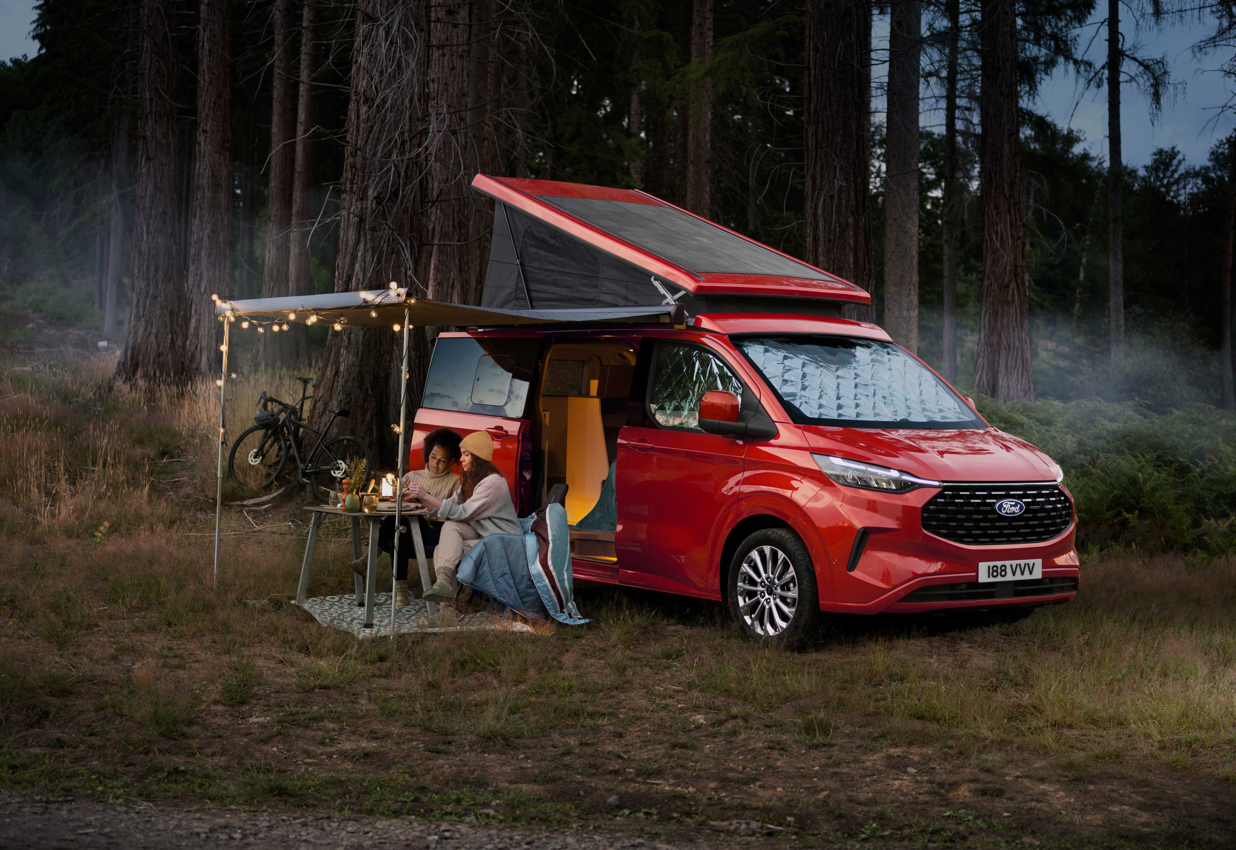 Nova Ford Transit Nugget uma caravana com teto solar