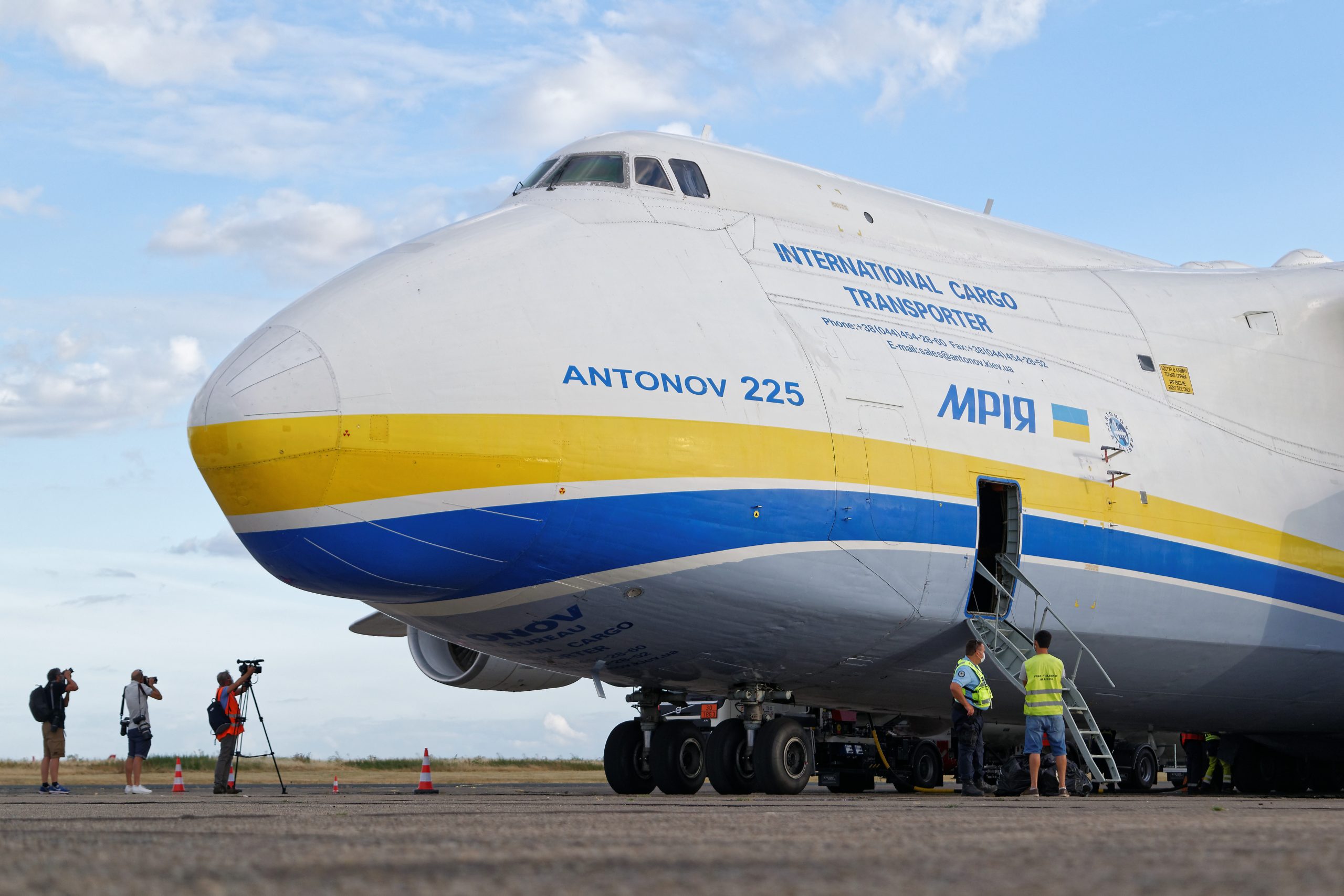 Antonov An-225 Mriya là chiếc máy bay vận tải lớn nhất thế giới